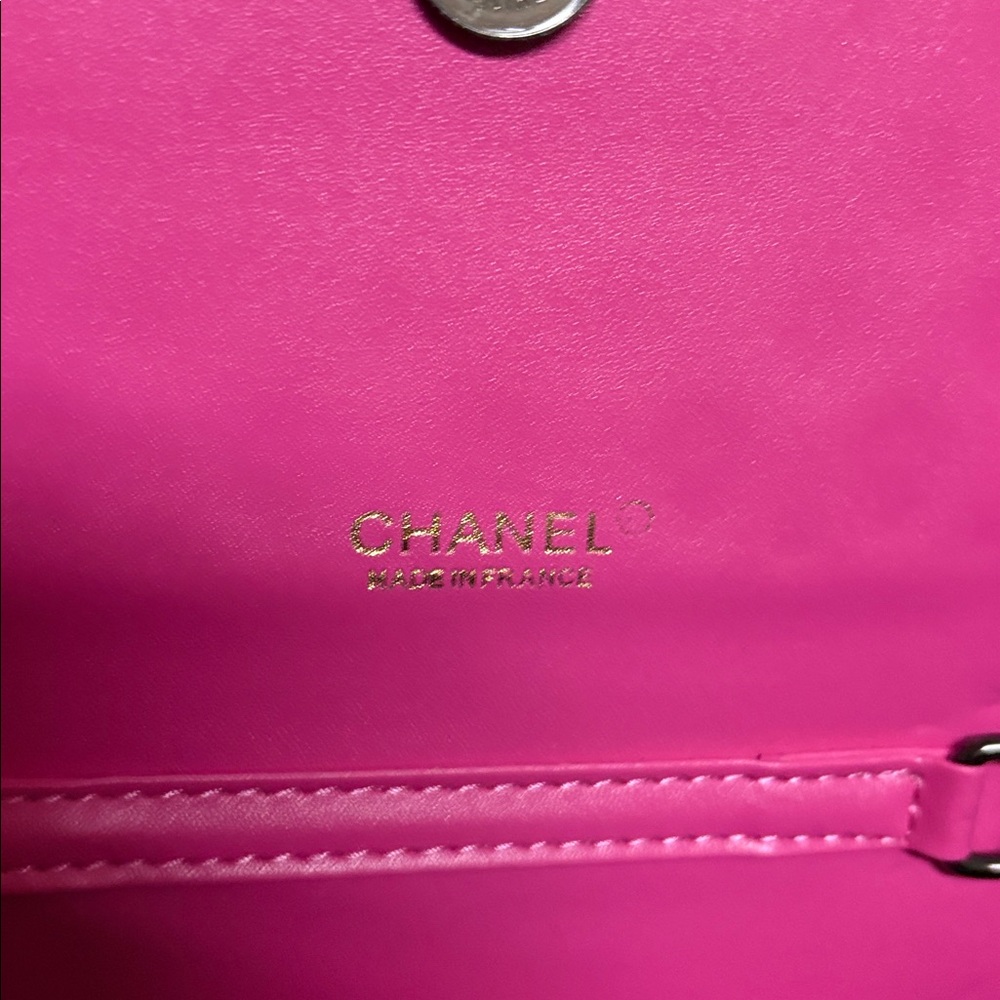 Quilted pink Fuchsia crossbody with CC logo - Picture 2 of 4